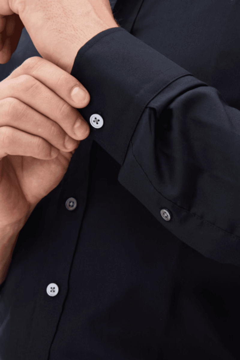 SLIM FIT CUT AWAY STRYKEFRI SKJORTE Navy