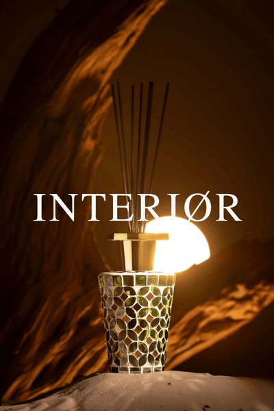 EDG duftpinner i dekorativ glassbeholder med mønster, plassert i stemningsfullt interiør