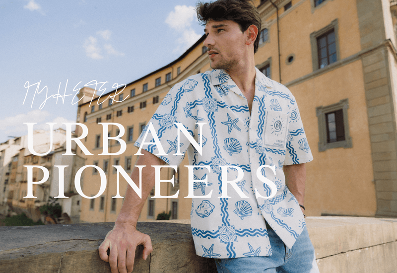 Kortermet skjorte fra Urban Pioneers med blått skjellmønster på offwhite base