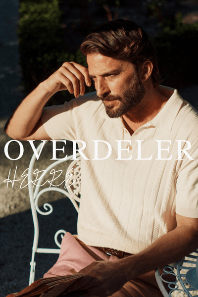 Strikket piqué fra Oscar Jacobson i offwhite, modell sittende utendørs